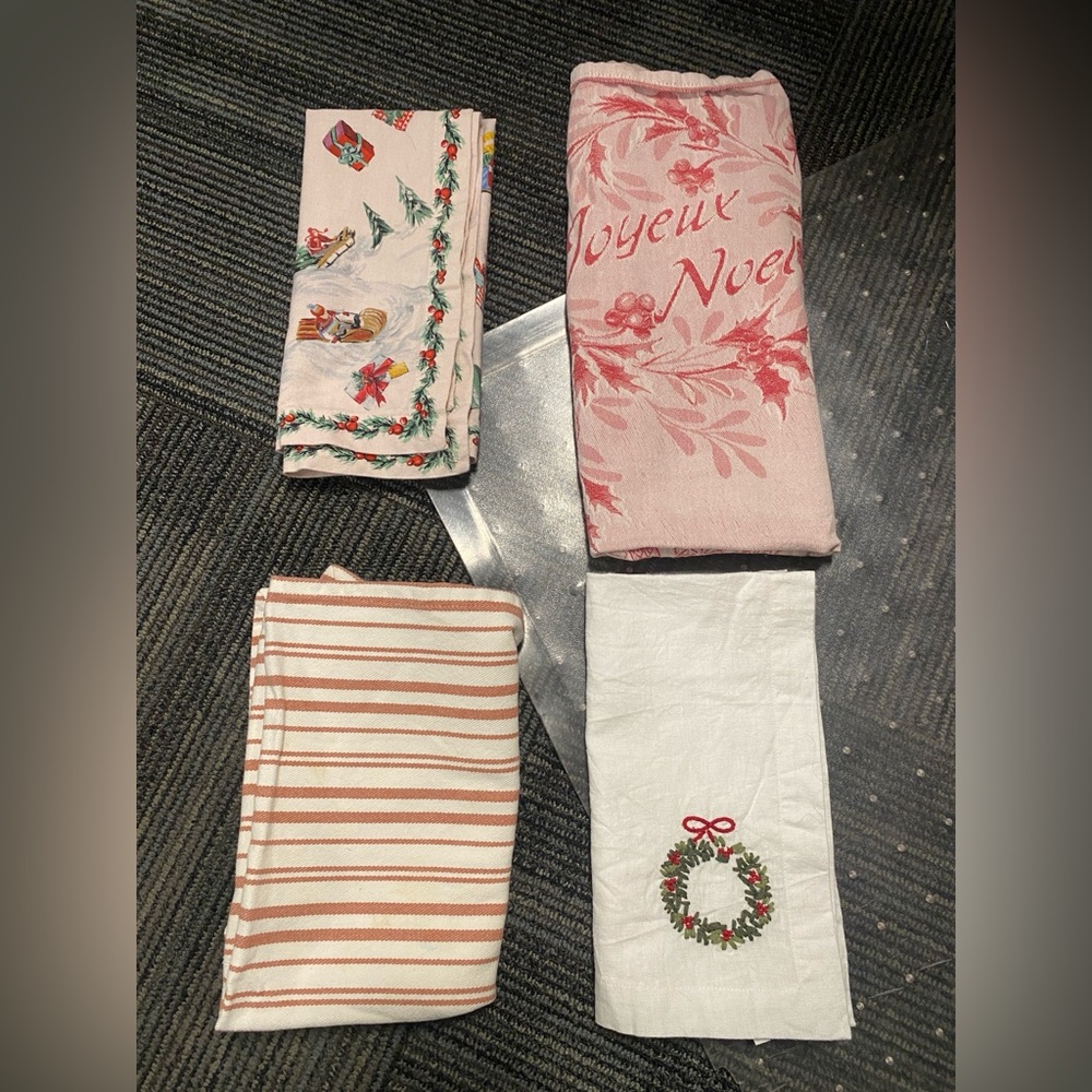 Bundle of Four Christmas Dish Towels Sur la Table Pottery Barn Red White Cotton